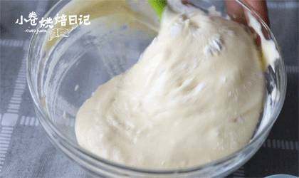 一款老式蛋糕,让满屋子都飘满童年的味道!,面粉分三次筛入打发好的鸡蛋中,用翻拌或者切拌的方式拌匀,切不可画圈圈,否则好不容易打发的泡泡们就会消失,就不松软啦!