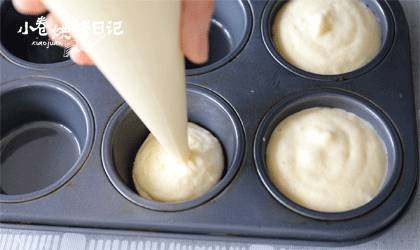 一款老式蛋糕,让满屋子都飘满童年的味道!,将面糊装入裱花袋,挤入烤盘中,9分满。