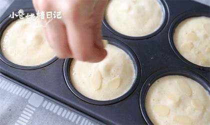 一款老式蛋糕,让满屋子都飘满童年的味道!,撒上<a style='color:red;display:inline-block;' href='/shicai/ 675'>杏仁</a>片。