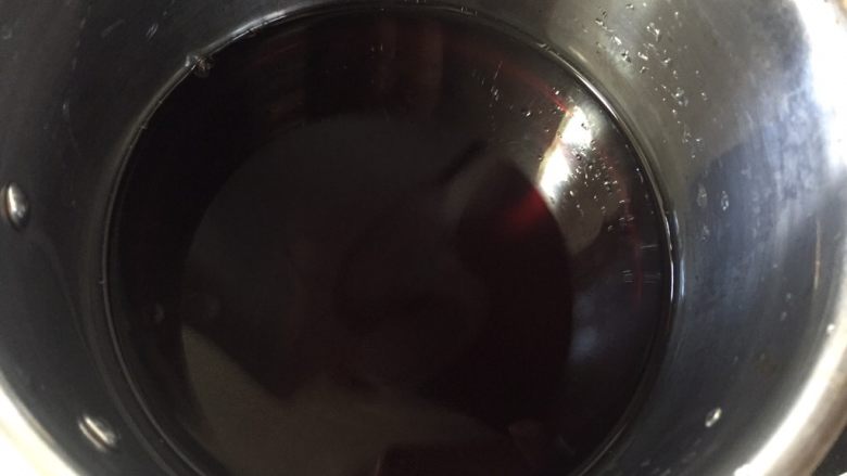 红酒炖香梨,<a style='color:red;display:inline-block;' href='/shicai/ 13418'>红酒</a>倒入深的厚底不锈钢锅中,尽量小一些的锅,梨就会全部浸泡在里面