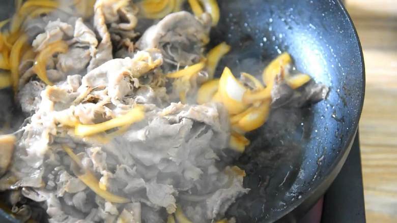 做美味又精致的肥牛盖饭,每一口都让人印象深刻!,洒入2勺糖、水淀粉少许炒匀出锅。