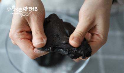 这个巧克力面包有点酷,超人气的黑眼豆豆好吃到飞起!,加入耐烤巧克力豆,揉匀至扩展阶段。(切割一小块面团,轻轻用两个手指撑开出薄膜,薄膜破洞口成锯齿状)。