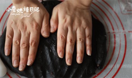 这个巧克力面包有点酷,超人气的黑眼豆豆好吃到飞起!,面团发酵好以后,拿出来压扁气泡排空,揉成面团,分为65克一个的小面团。滚圆,盖保鲜膜静置15分钟松弛。