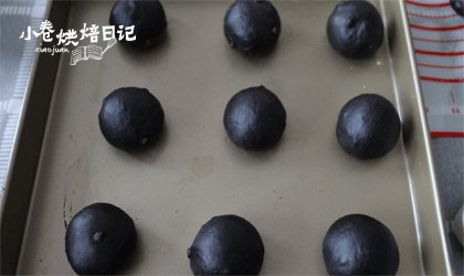 这个巧克力面包有点酷,超人气的黑眼豆豆好吃到飞起!,面团发酵好以后,拿出来压扁气泡排空,揉成面团,分为65克一个的小面团。滚圆,盖保鲜膜静置15分钟松弛。