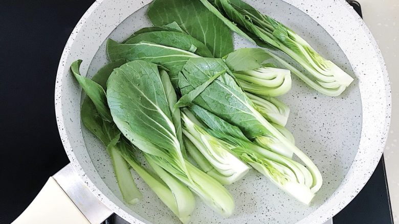 电饭煲版:腊肠煲仔饭,放入洗干净的上海青
