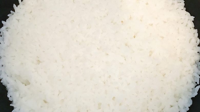 电饭煲版:腊肠煲仔饭,米饭待水分快收干