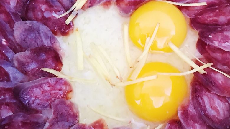 电饭煲版:腊肠煲仔饭,撒上适量生姜丝