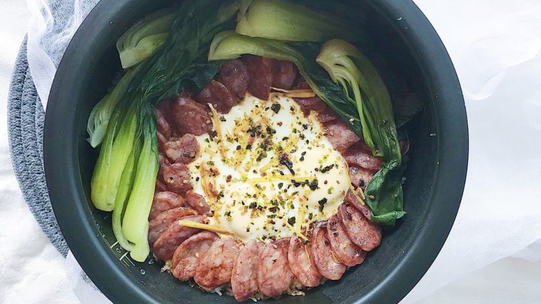 电饭煲版:腊肠煲仔饭,鸡蛋焖熟后将青菜放入锅中码好 倒入酱汁 和熟芝麻