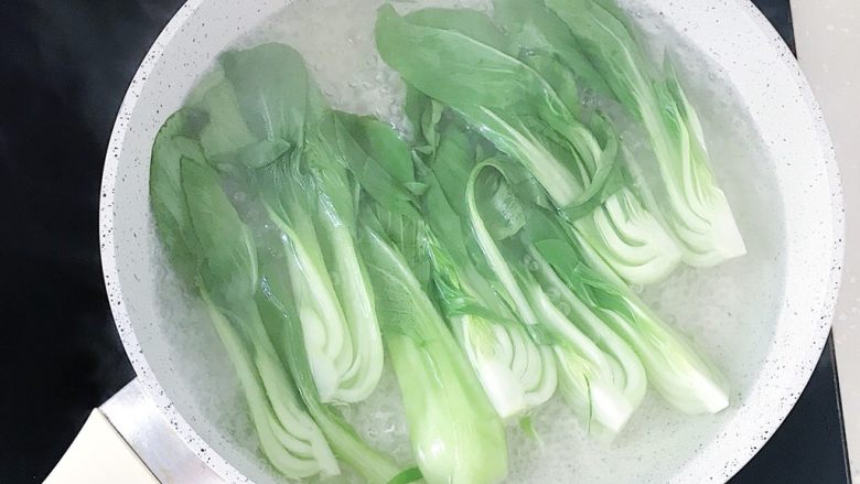电饭煲版:腊肠煲仔饭,沸水焯熟(不要焯过头了)