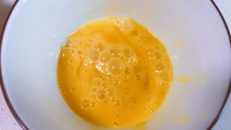 燕麦鸡蛋焗南瓜,2个<a style='color:red;display:inline-block;' href='/shicai/ 9'>鸡蛋</a>打散,搅打均匀