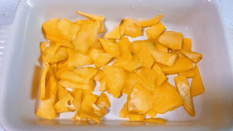 燕麦鸡蛋焗南瓜,去皮后切成薄片,尽量切小切薄,不然会烤不熟,影响口感