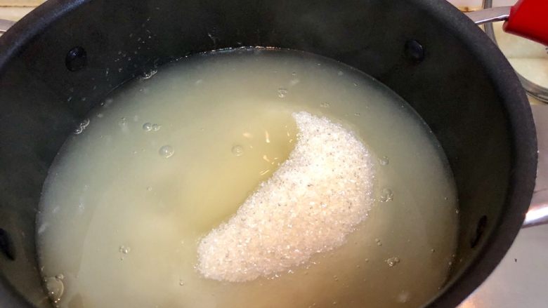 多彩少女心的琥珀糖,沸腾后加入所有砂糖,小火搅拌