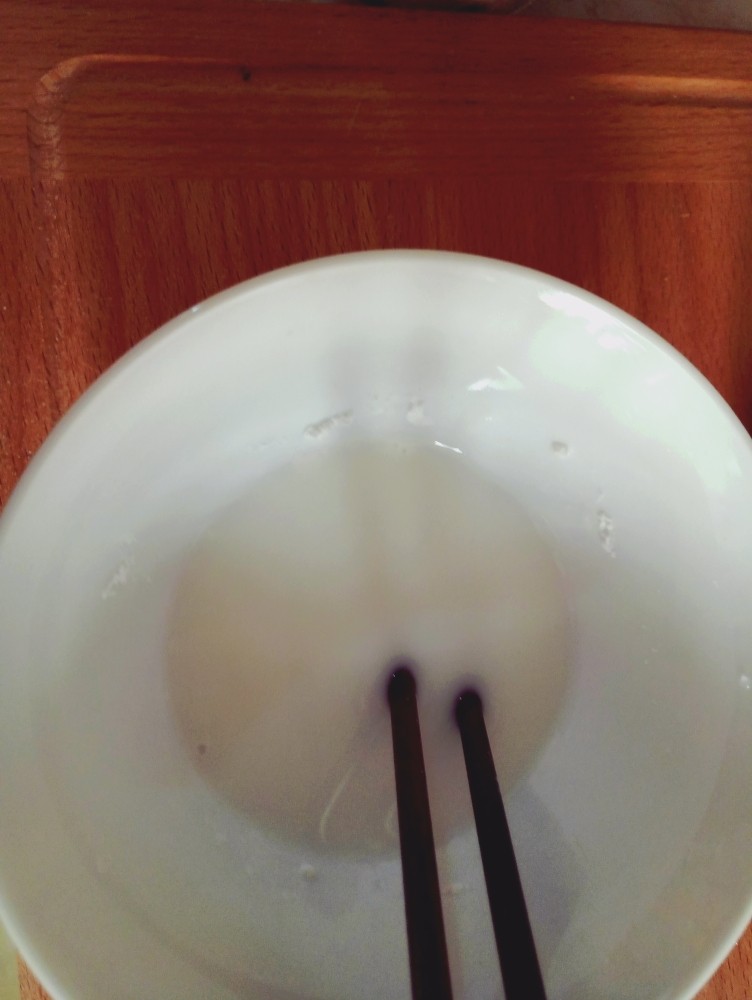 酱香排骨,三勺淀粉加少量水,调成水淀粉