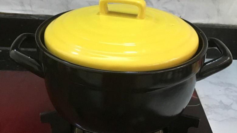砂锅盐焗鸡,再转小火焗50分钟。