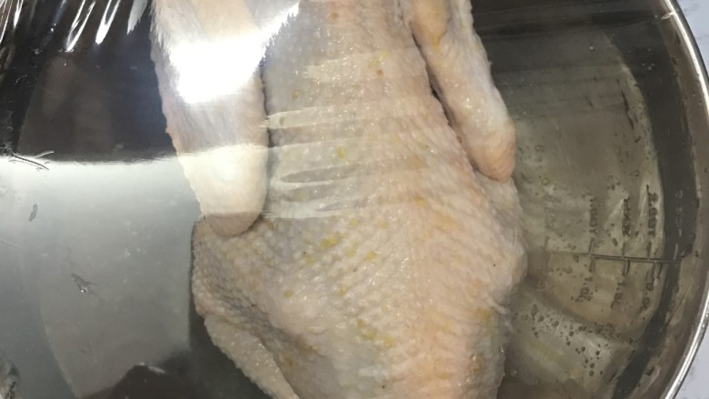 砂锅盐焗鸡,覆盖上保鲜膜,放冰箱冷藏腌制2小时以上。