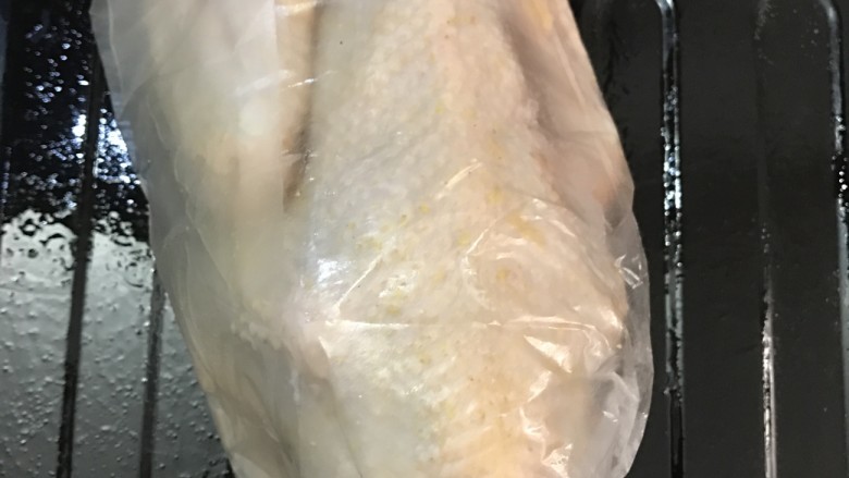 砂锅盐焗鸡,取3张砂纸刷上食用油,将鸡包裹住。
