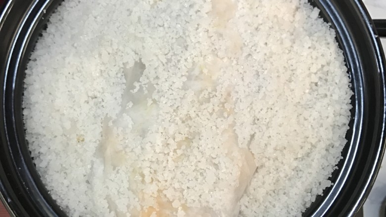 砂锅盐焗鸡,将剩余的海盐倒入,覆盖住鸡。