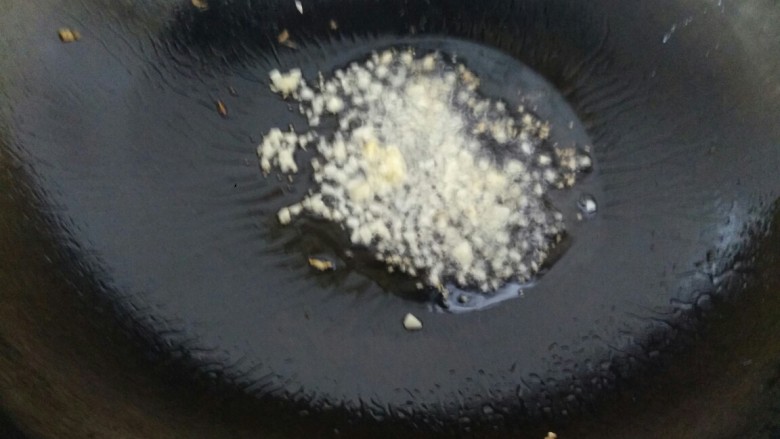 莴笋叶炒鸡蛋,锅中放入少量植物油,爆香蒜末