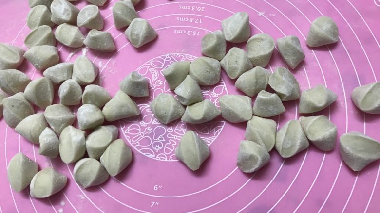 胡萝卜猪肉饺,切成大小均匀的小段