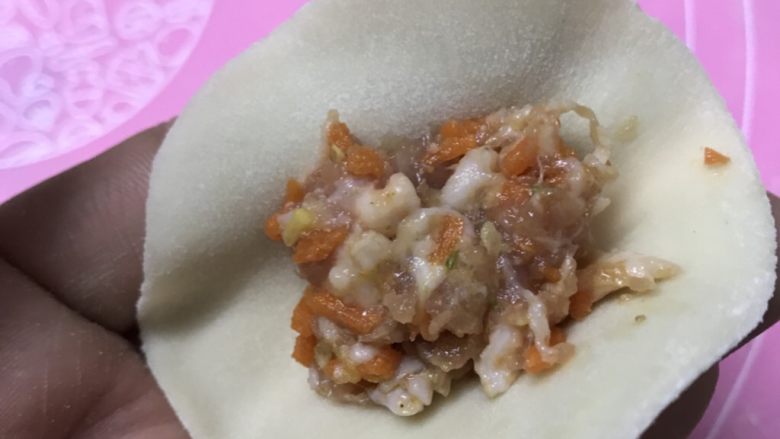 胡萝卜猪肉饺,放入适量馅料