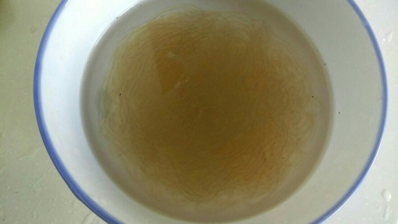 菠菜拌粉丝,粉丝变透明,捞出放入冷水中