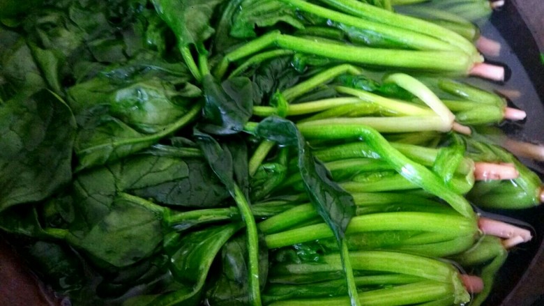 菠菜拌粉丝,菠菜放入锅中,烧开