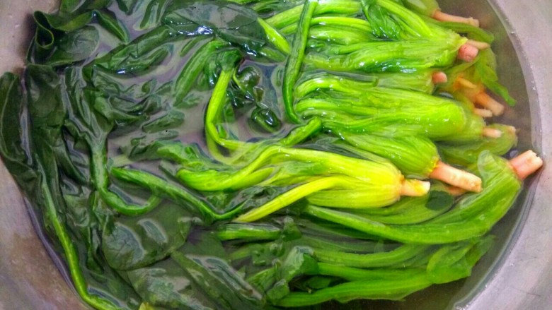 菠菜拌粉丝,捞出放入冷水中,多换几次冷水,使菠菜迅速冷却