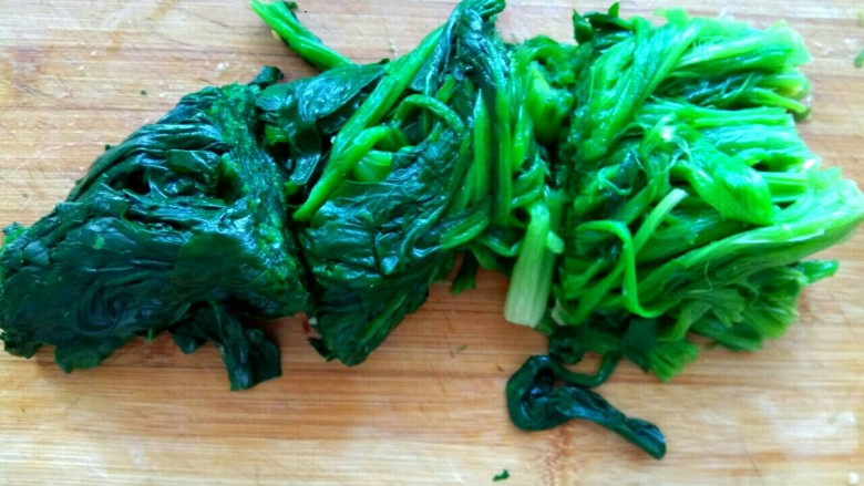 菠菜拌粉丝,根部去掉,切三段