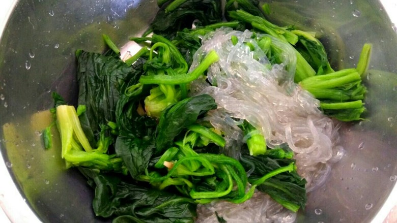 菠菜拌粉丝,粉丝捞出,控净水份放入盆中,菠菜放入盆中