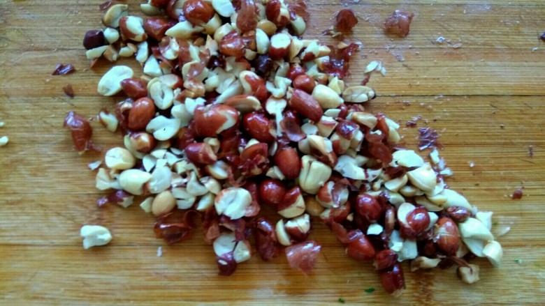 菠菜拌粉丝,把花生米放在菜板上,用擀面杖擀碎