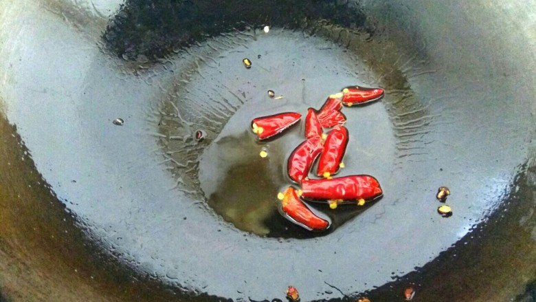 菠菜拌粉丝,捞出花椒扔掉,放入干红辣椒关火