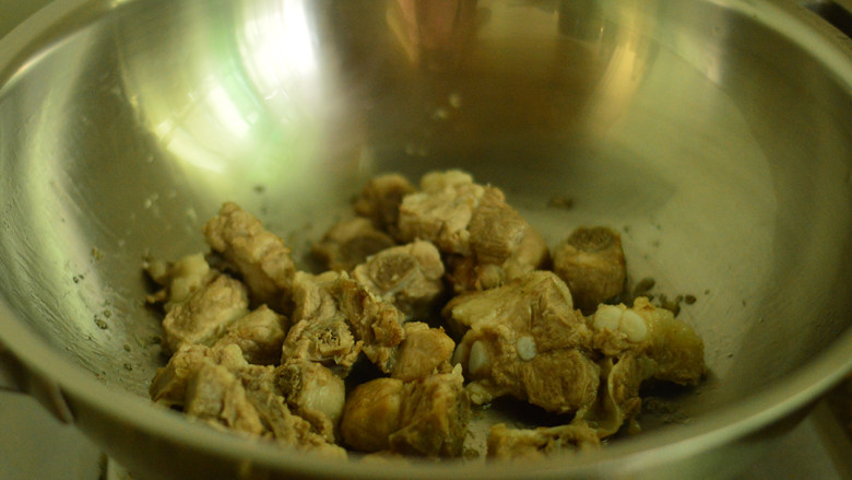 茄酱烧排骨,锅里烧热油,放入排骨炒制