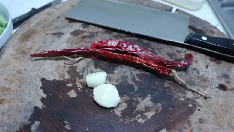 干煸四季豆,备好<a style='color:red;display:inline-block;' href='/shicai/ 86474'>干辣椒</a>和蒜瓣