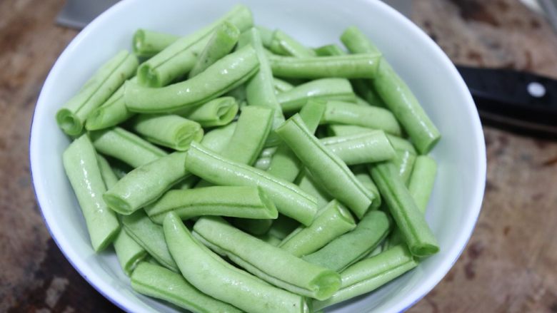 干煸四季豆,切好<a style='color:red;display:inline-block;' href='/shicai/ 69'>四季豆</a>。