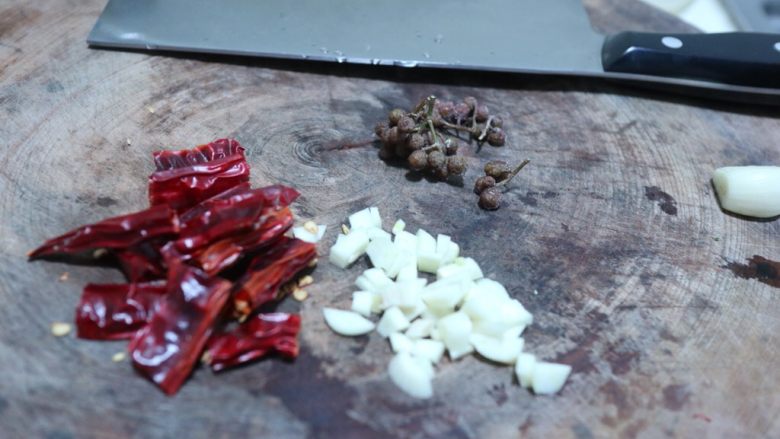 干煸四季豆,干辣椒切段，蒜切沫，生<a style='color:red;display:inline-block;' href='/shicai/ 700'>花椒</a>几粒。