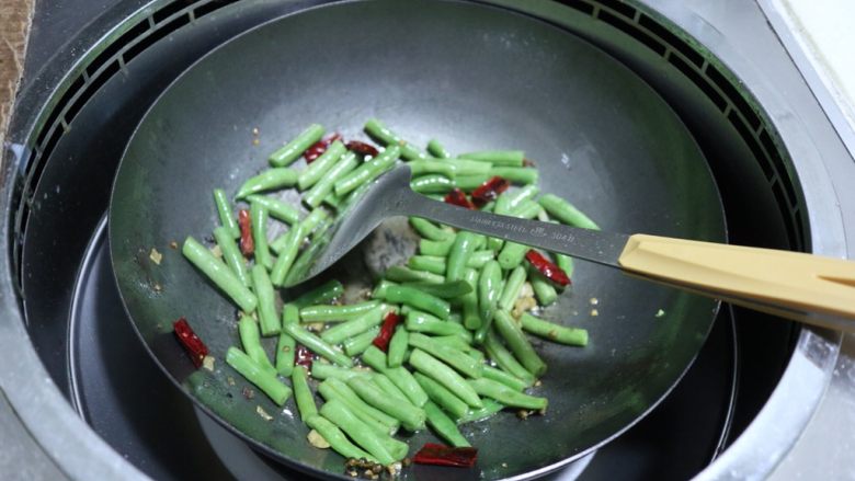 干煸四季豆,倒入四季豆。