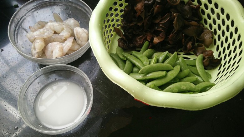 荷兰豆炒虾仁,首先要准备好食材。<a style='color:red;display:inline-block;' href='/shicai/ 233'>木耳</a>泡好摘去蒂，<a style='color:red;display:inline-block;' href='/shicai/ 81'>荷兰豆</a>摘去两头，淀粉用少许水化开，<a style='color:red;display:inline-block;' href='/shicai/ 287'>虾仁</a>用<a style='color:red;display:inline-block;' href='/shicai/ 718'>料酒</a>和盐腌一下。