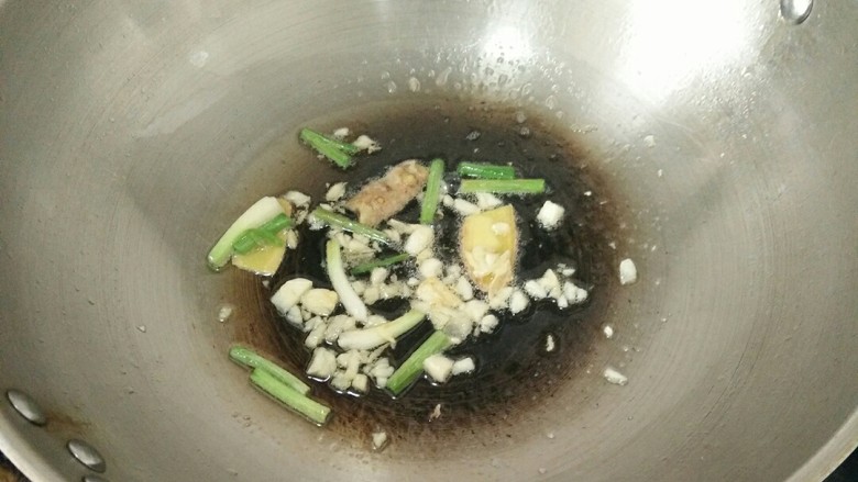 荷兰豆炒虾仁,热锅凉油下葱<a style='color:red;display:inline-block;' href='/shicai/ 37'>姜</a>蒜，爆香。