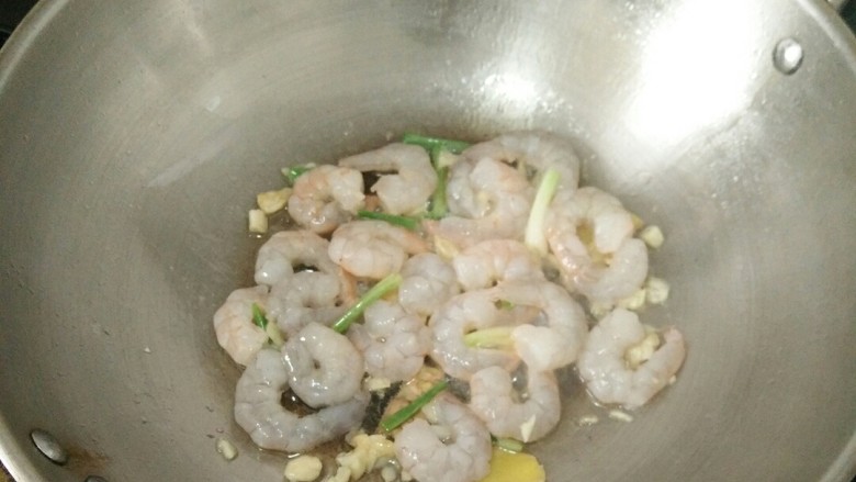 荷兰豆炒虾仁,倒入虾仁，煎至两面变色。