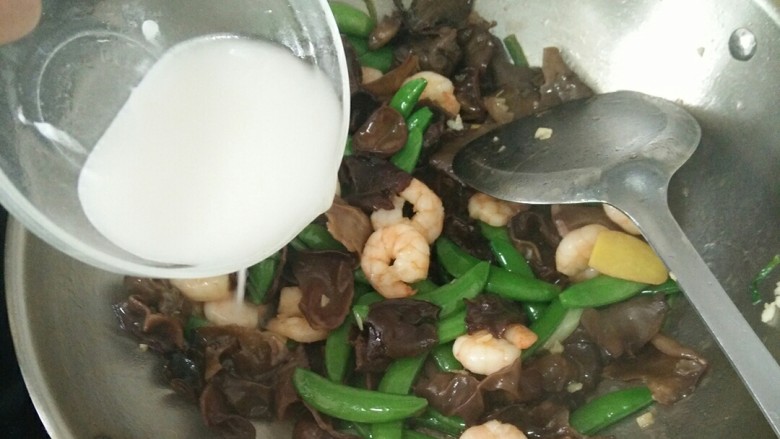 荷兰豆炒虾仁,倒入适量水淀粉，收汁出锅。