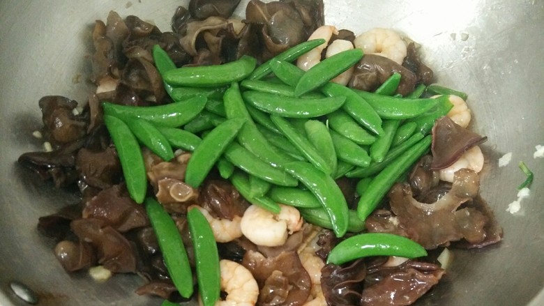 荷兰豆炒虾仁,加入荷兰豆，快速翻炒片刻。