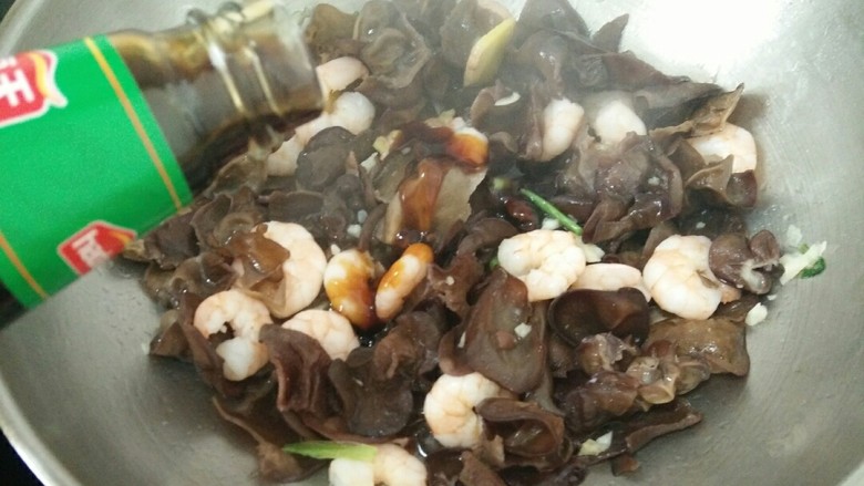 荷兰豆炒虾仁,加入适量耗油和盐，继续翻炒均匀。