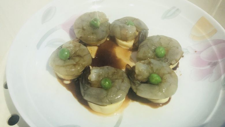 日本豆腐蒸虾仁🍤,继续蒸煮直到鲜虾变色。