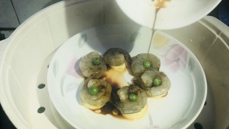 日本豆腐蒸虾仁🍤,上蒸锅大火蒸煮6分钟，淋上少许食用油和生抽，因为日本豆腐本身有点咸味，不用加盐。