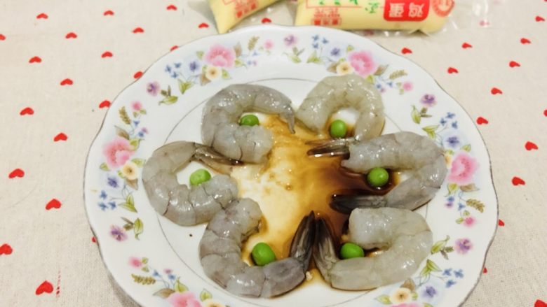 日本豆腐蒸虾仁🍤,<a style='color:red;display:inline-block;' href='/shicai/ 293'>基围虾</a>洗净，去虾头虾壳虾线，放入少许<a style='color:red;display:inline-block;' href='/shicai/ 718'>料酒</a>、<a style='color:red;display:inline-block;' href='/shicai/ 788'>生抽</a>、盐腌制片刻。