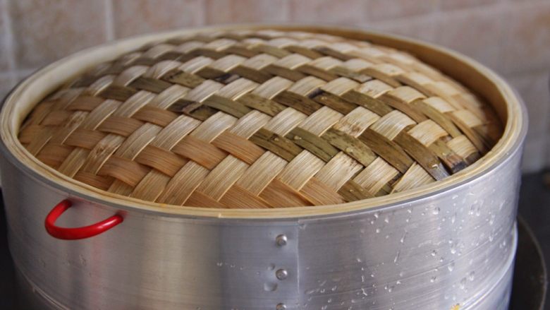 小鸡馒头,做好后放入蒸笼内进行二次发酵,发酵好后上锅蒸25分钟,关火焖五分钟