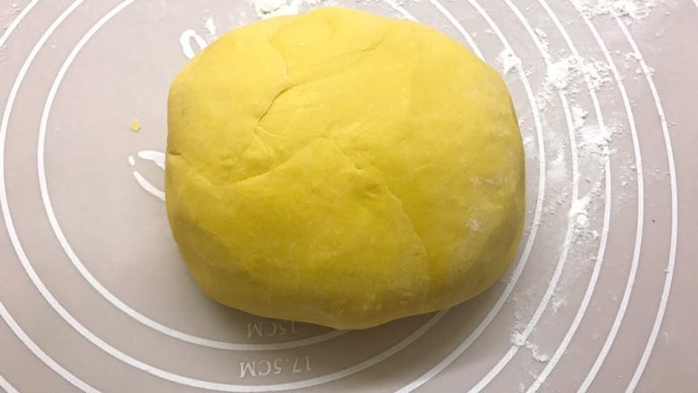 小鸡馒头,取黄色面团反复揉捏排气,摘成60g一个的小面团