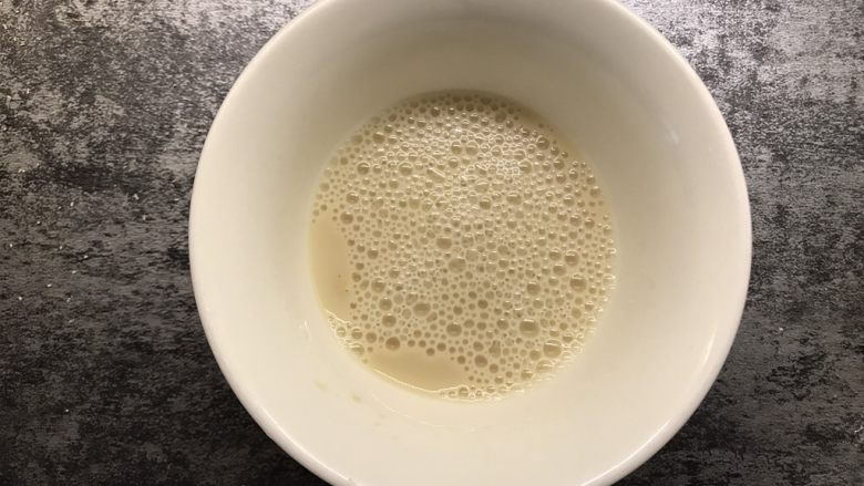 小鸡馒头,酵母放入温水中搅拌均匀,静置一会