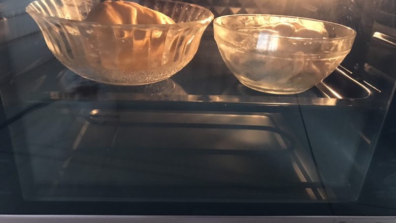 小鸡馒头,将两个面团放入温暖处发酵至两倍大,我的放烤箱发酵一小时