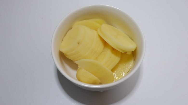 土豆新吃法,土豆泥曲奇,切成小块,放入耐高温的容器